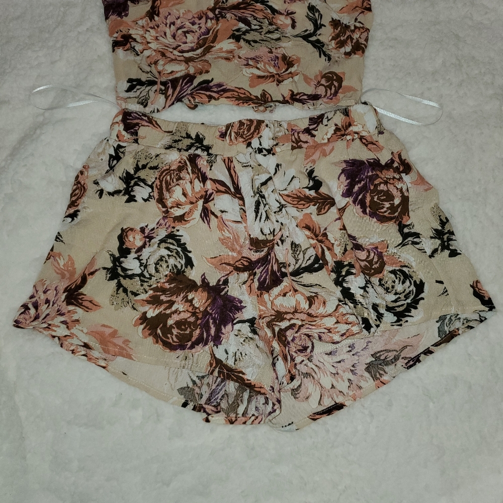 FLORAL 2 PIECE CROP TOP WITH SHORTS - Picture 6 of 9